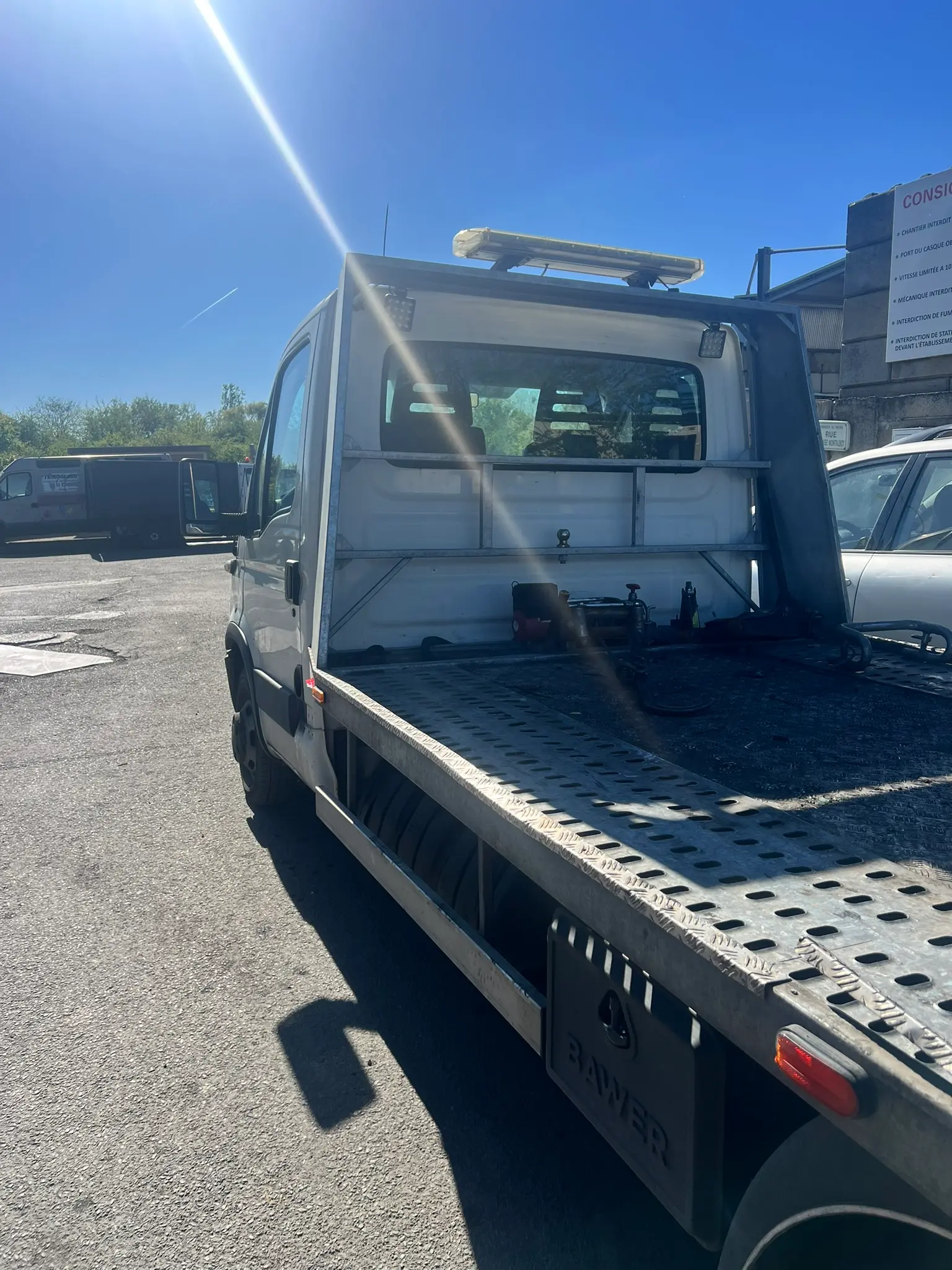 Épaviste gratuit Île-de-France — camion plateau AMIL AUTO pour l'enlèvement d'épave à domicile